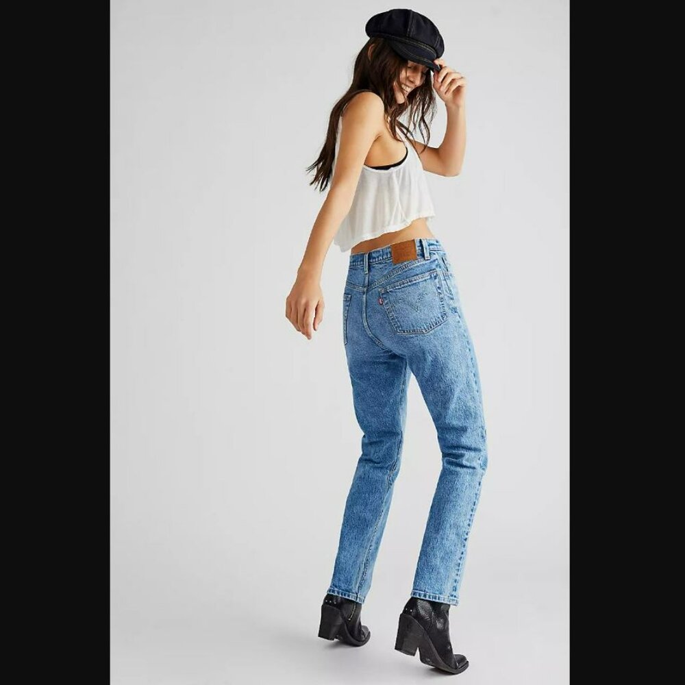 Levi's Women's Straight Leg Jeans in Light Blue Wash